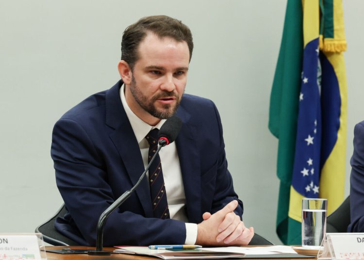 Dario Durigan questiona riscos de criar um novo Poder com autonomia total do BC
