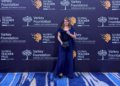 Débora Garofalo revoluciona ensino público com sucata e é premiada como influenciadora global