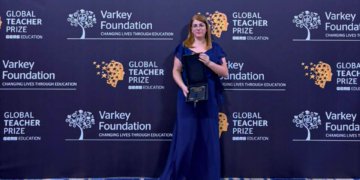 Débora Garofalo revoluciona ensino público com sucata e é premiada como influenciadora global