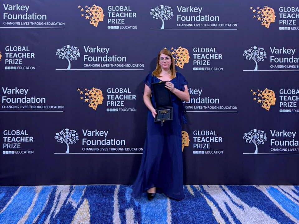 Débora Garofalo revoluciona ensino público com sucata e é premiada como influenciadora global