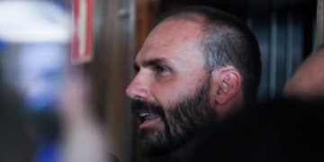 Eduardo Bolsonaro enfrenta julgamento no STF por tentar sabotar economia do país