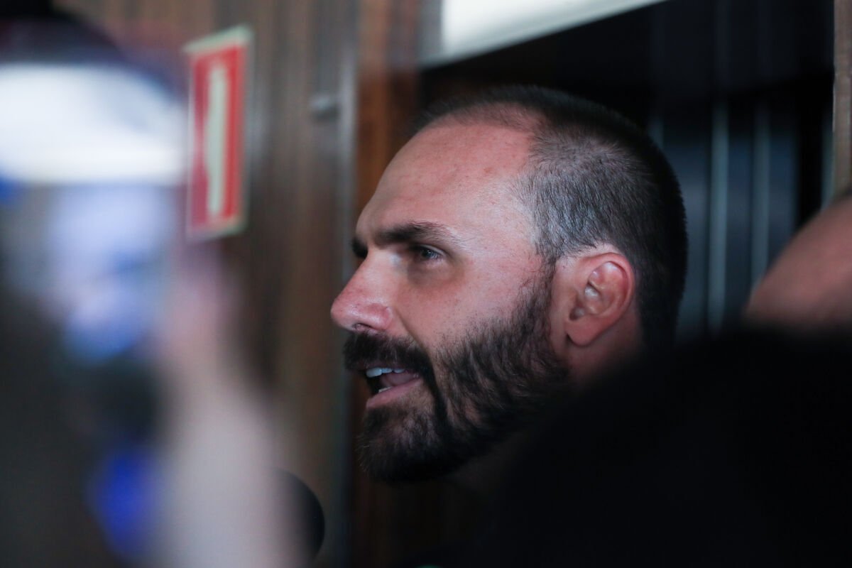 Eduardo Bolsonaro enfrenta julgamento no STF por tentar sabotar economia do país