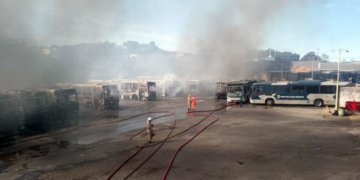 Empresas de ônibus remanejam frota após incêndio destruir 27 veículos em Belo Horizonte