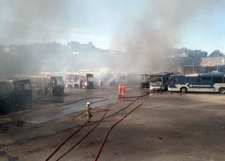 Empresas de ônibus remanejam frota após incêndio destruir 27 veículos em Belo Horizonte