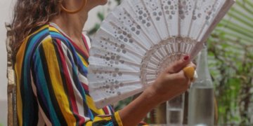 Fezolinetanto chega ao mercado brasileiro como alternativa não hormonal para os fogachos