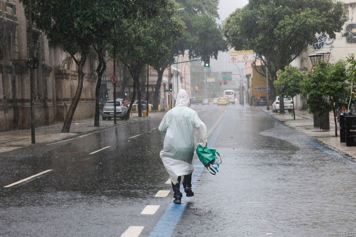 Frente fria e ciclone provocam tempestades e queda de temperatura em Sul, Sudeste e Centro-Oeste