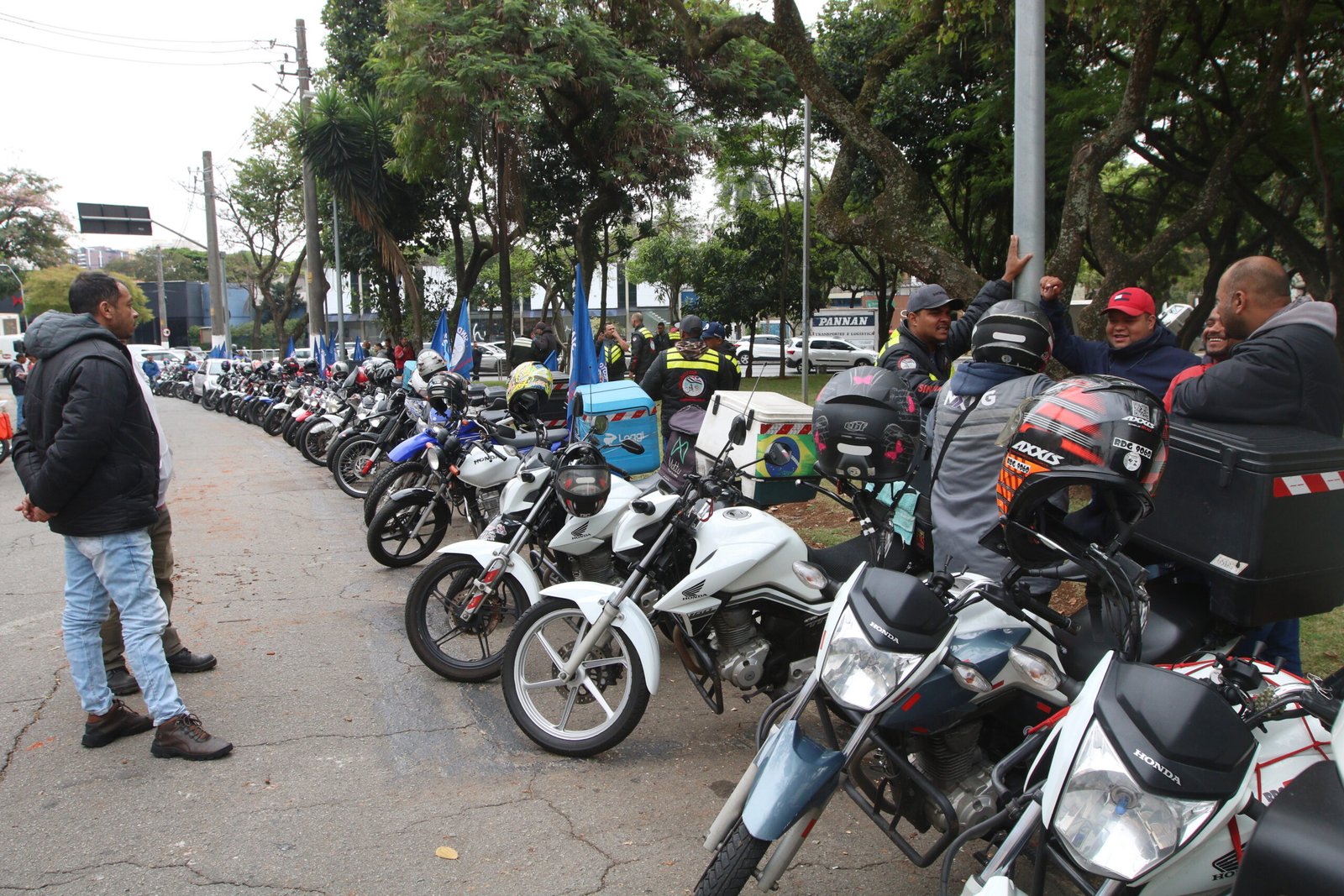 Governo lança R$ 30 bi em crédito para motofretistas de app comprarem veículos novos
