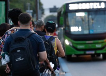 Greve de ônibus no Rio desafia passageiros e põe transporte em xeque em dia de jogo