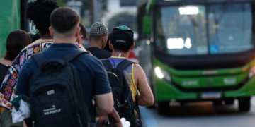 Greve de ônibus no Rio desafia passageiros e põe transporte em xeque em dia de jogo