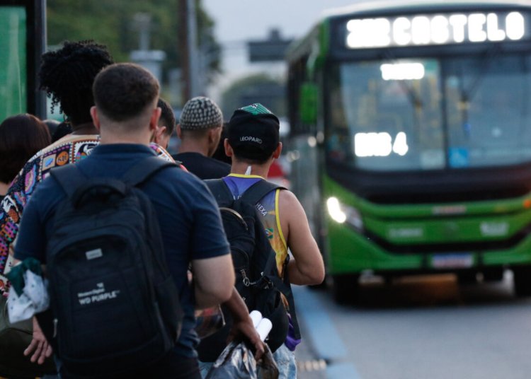 Greve de ônibus no Rio desafia passageiros e põe transporte em xeque em dia de jogo