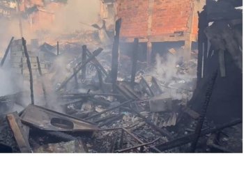 Incêndio consome 150 casas na comunidade de Paraisópolis e deixa famílias desabrigadas