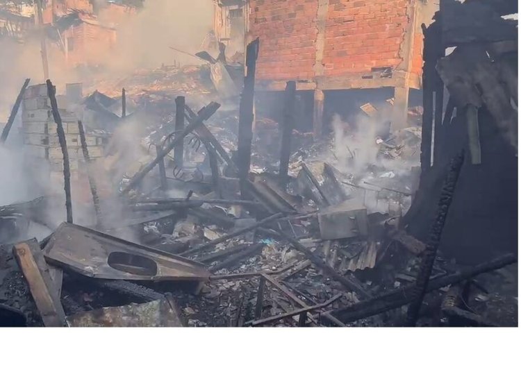 Incêndio consome 150 casas na comunidade de Paraisópolis e deixa famílias desabrigadas