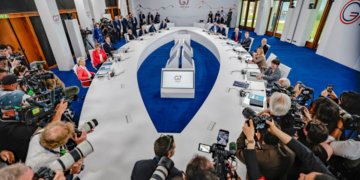 Líderes do G7 buscam estratégias globais para blindar menores no ambiente digital