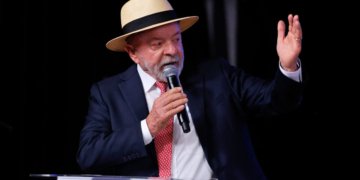 Lula adota pragmatismo e parabeniza direitista Abelardo de la Espriella por vitória na Colômbia