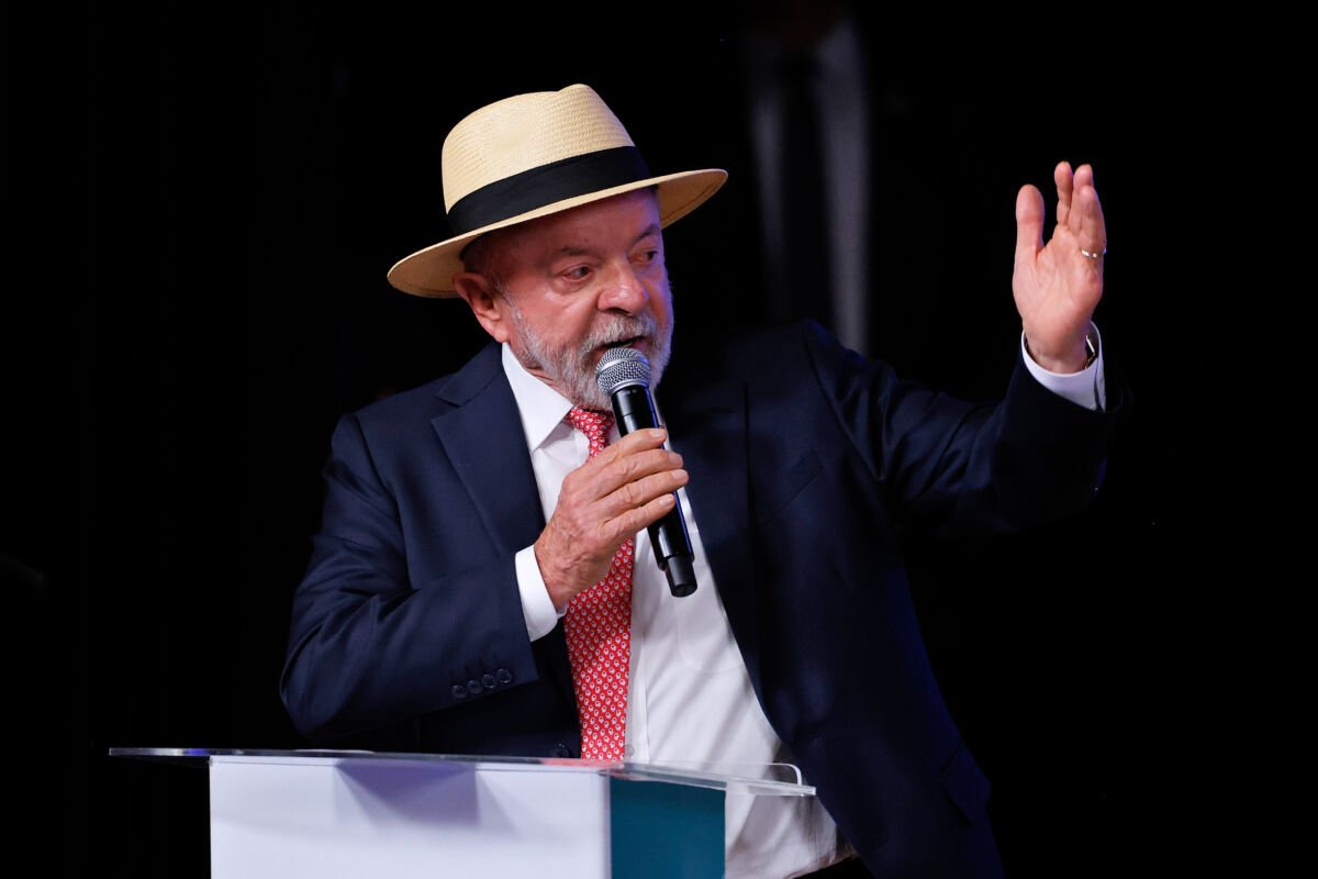 Lula adota pragmatismo e parabeniza direitista Abelardo de la Espriella por vitória na Colômbia