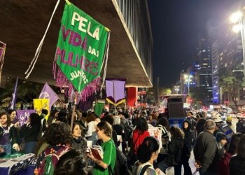 Manifestantes ocupam a avenida Paulista para protestar contra suspensão de norma sobre aborto