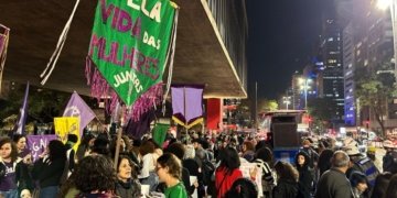 Manifestantes ocupam a avenida Paulista para protestar contra suspensão de norma sobre aborto