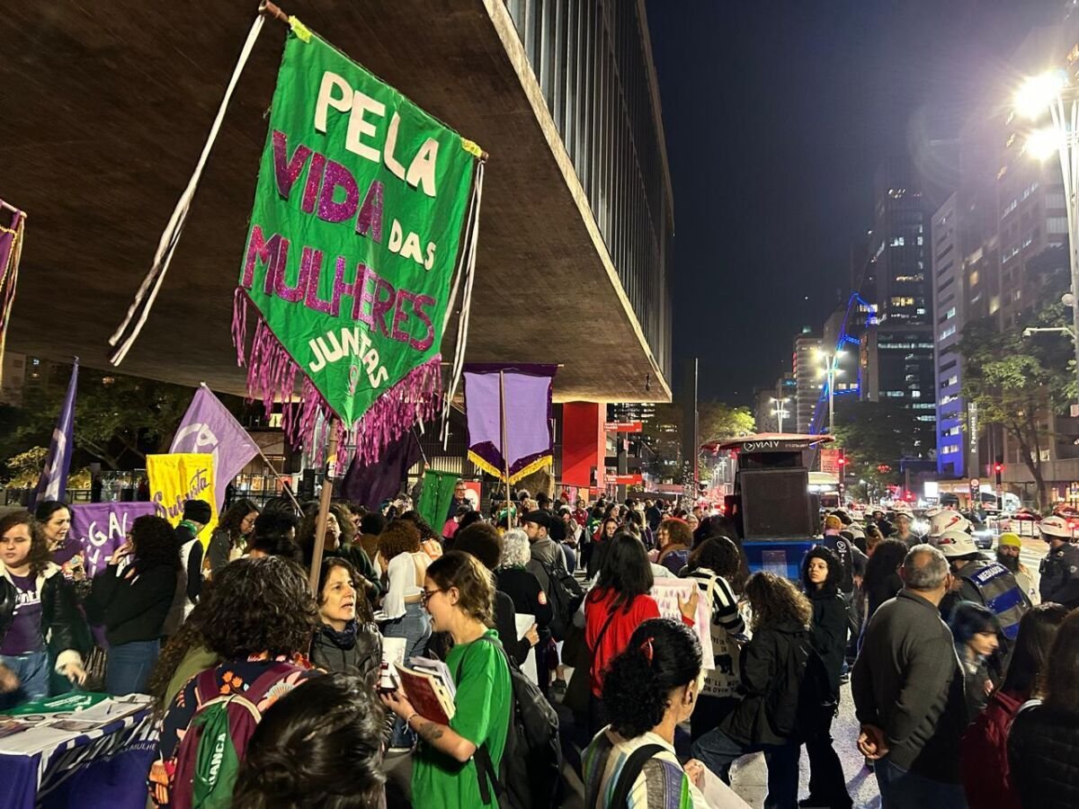 Manifestantes ocupam a avenida Paulista para protestar contra suspensão de norma sobre aborto