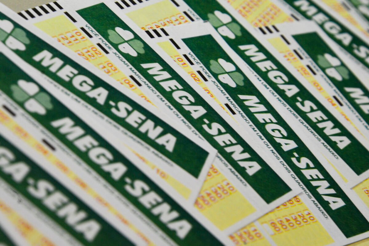 Mega-Sena pode pagar R$ 42 milhões para quem acertar as seis dezenas deste sábado