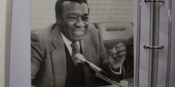 Milton Santos tem trajetória política e racial revelada em acervo da Usp 25 anos após morte