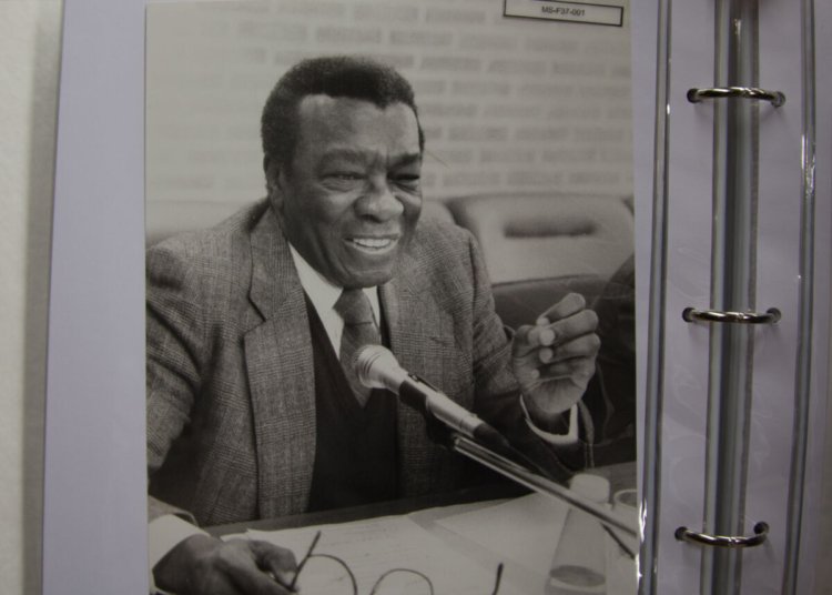 Milton Santos tem trajetória política e racial revelada em acervo da Usp 25 anos após morte