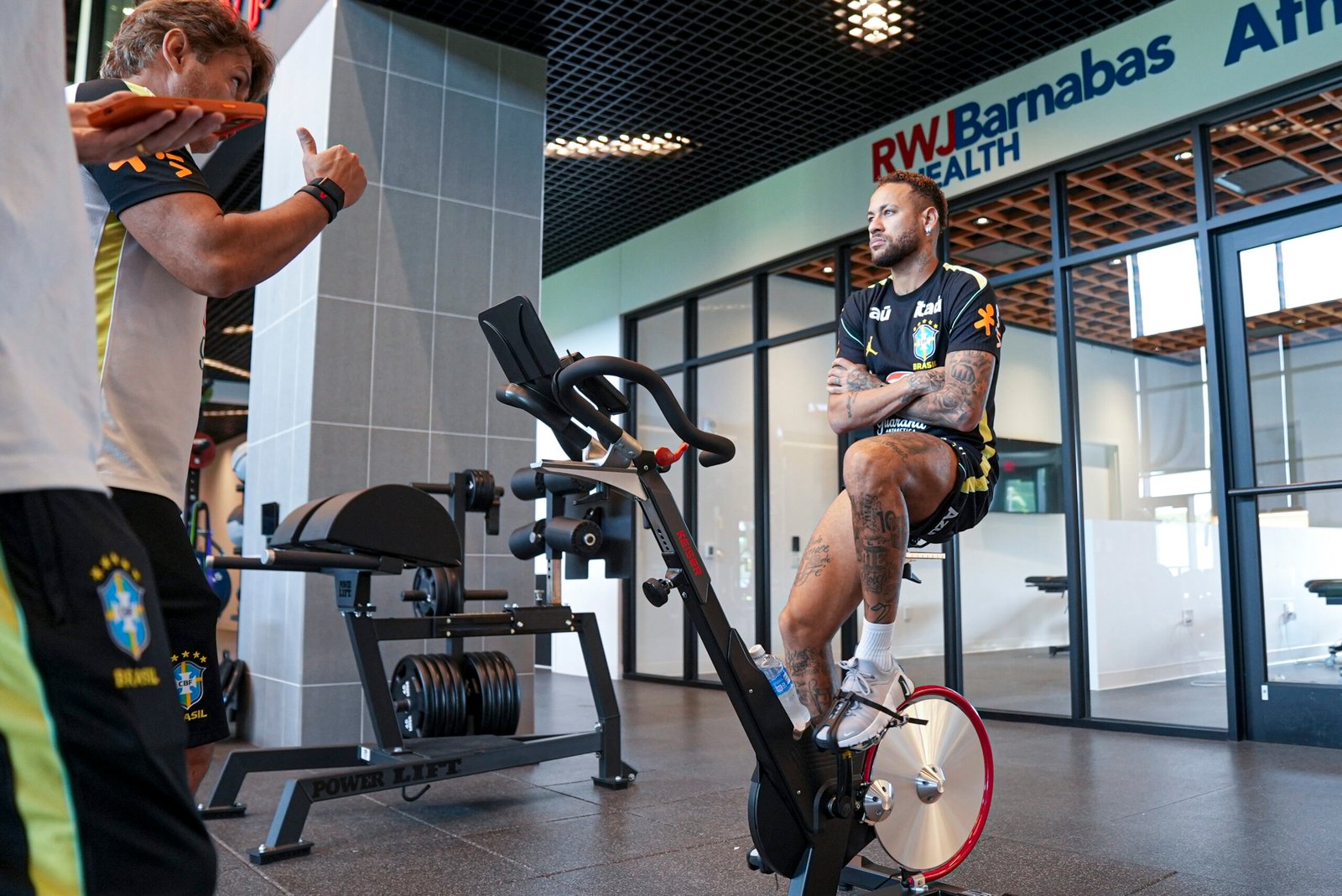 Neymar apresenta melhora em lesão na panturrilha e segue cronograma de recuperação para a Copa
