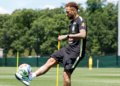 Neymar retorna ao campo de treino da seleção antes do confronto diante do Haiti