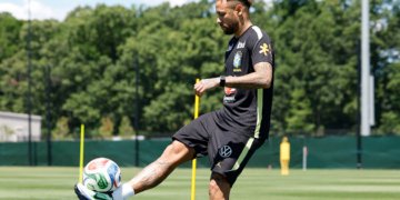 Neymar retorna ao campo de treino da seleção antes do confronto diante do Haiti