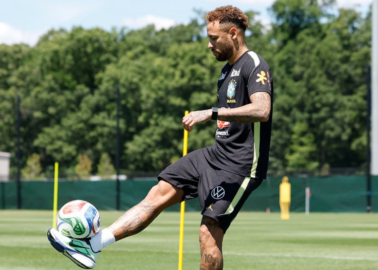 Neymar retorna ao campo de treino da seleção antes do confronto diante do Haiti