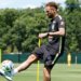 Neymar retorna ao campo de treino da seleção antes do confronto diante do Haiti