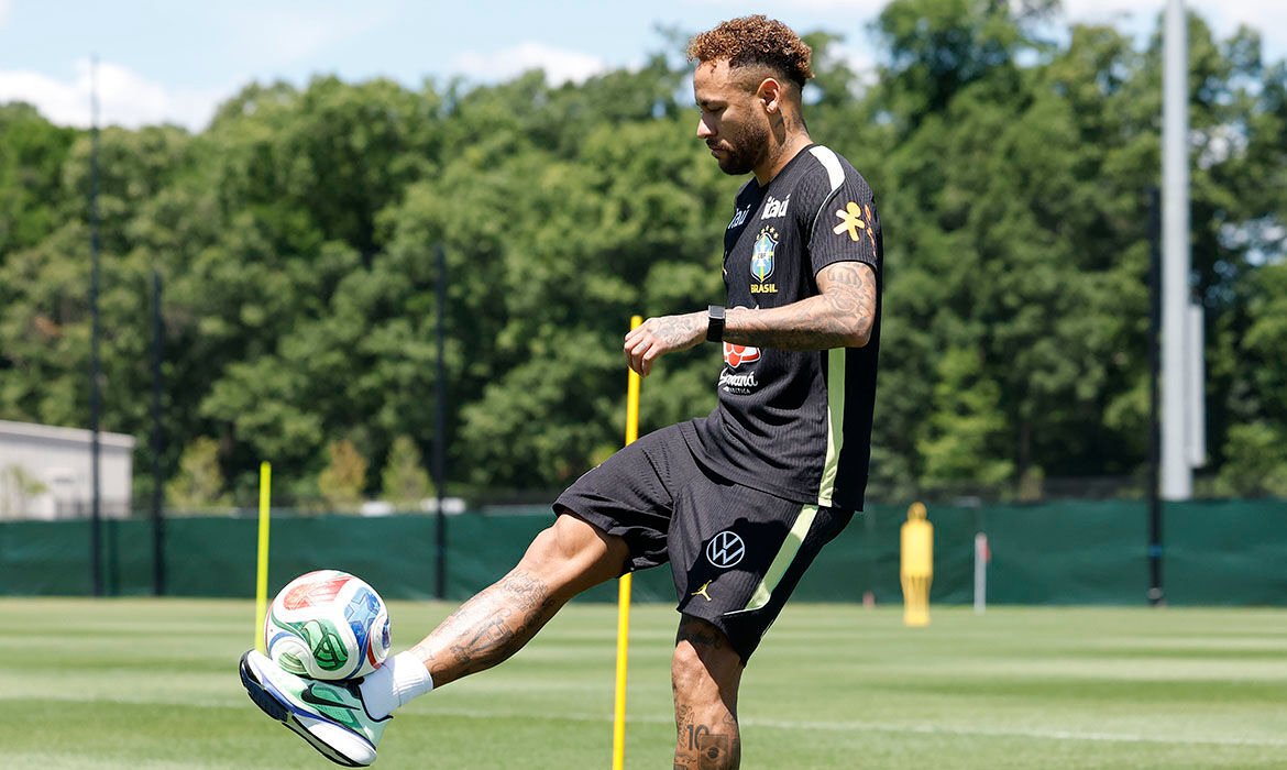 Neymar retorna ao campo de treino da seleção antes do confronto diante do Haiti