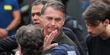 Pcdf recorre ao STF para interrogar Jair Bolsonaro sobre pistola apreendida em blitz