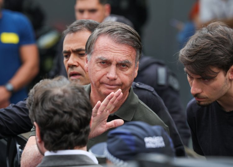 Pcdf recorre ao STF para interrogar Jair Bolsonaro sobre pistola apreendida em blitz