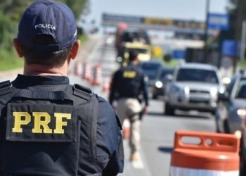 PRF intercepta carga recorde de 26 fuzis em caminhão que seguia para Minas Gerais