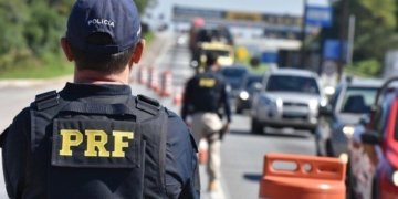 PRF intercepta carga recorde de 26 fuzis em caminhão que seguia para Minas Gerais