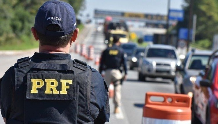 PRF intercepta carga recorde de 26 fuzis em caminhão que seguia para Minas Gerais