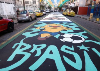 Ruas decoradas para a Copa de 2026 transformam a rotina de comunidades no Rio