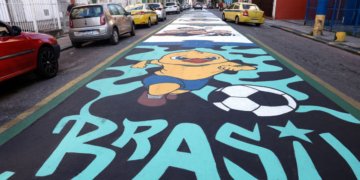 Ruas decoradas para a Copa de 2026 transformam a rotina de comunidades no Rio
