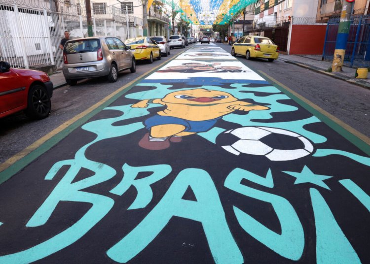Ruas decoradas para a Copa de 2026 transformam a rotina de comunidades no Rio