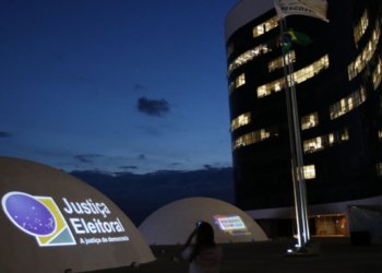 TSE paralisa julgamento sobre pesquisa que mostra queda de 5 pontos de Flávio Bolsonaro