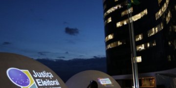 TSE paralisa julgamento sobre pesquisa que mostra queda de 5 pontos de Flávio Bolsonaro