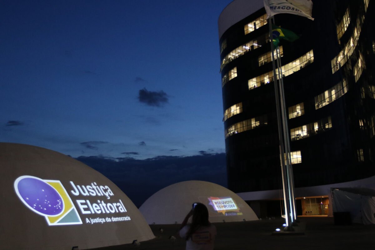 TSE paralisa julgamento sobre pesquisa que mostra queda de 5 pontos de Flávio Bolsonaro