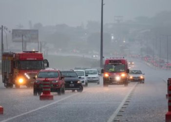 Defesa Civil alerta para temporal em Santa Catarina no início da tarde deste sábado