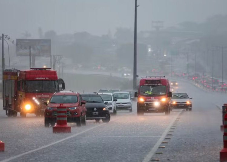 Defesa Civil alerta para temporal em Santa Catarina no início da tarde deste sábado