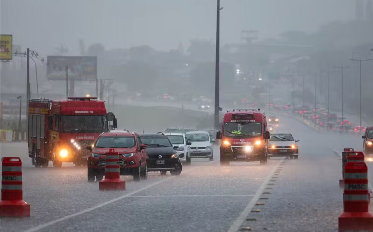 Defesa Civil alerta para temporal em Santa Catarina no início da tarde deste sábado