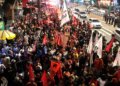 Milhares ocupam Avenida Paulista para exigir o fim da jornada de trabalho 6x1