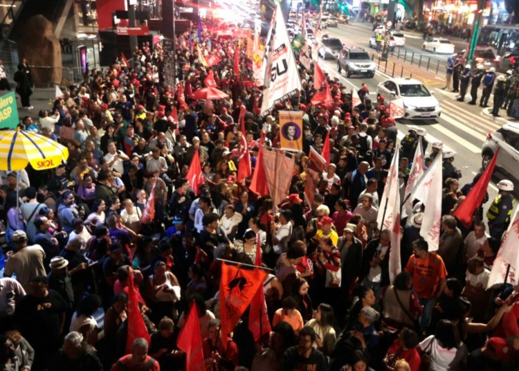 Milhares ocupam Avenida Paulista para exigir o fim da jornada de trabalho 6x1