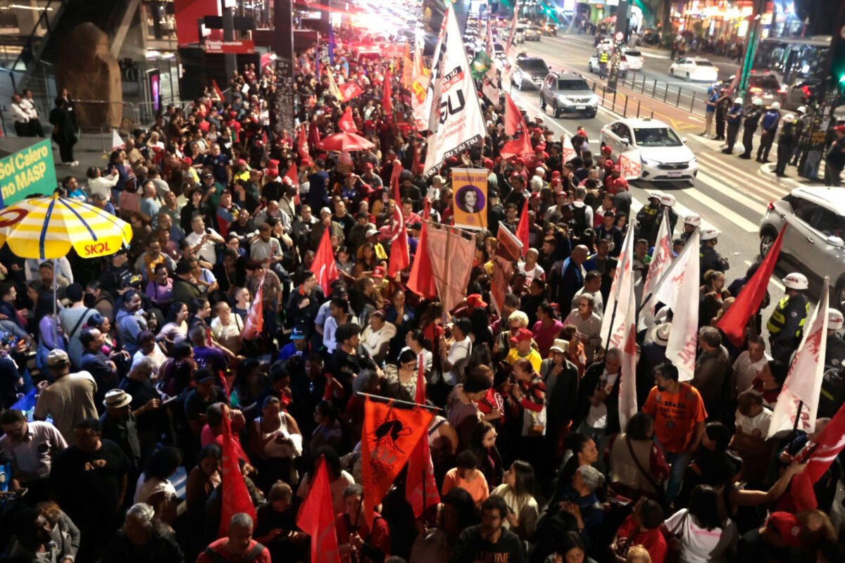 Milhares ocupam Avenida Paulista para exigir o fim da jornada de trabalho 6x1