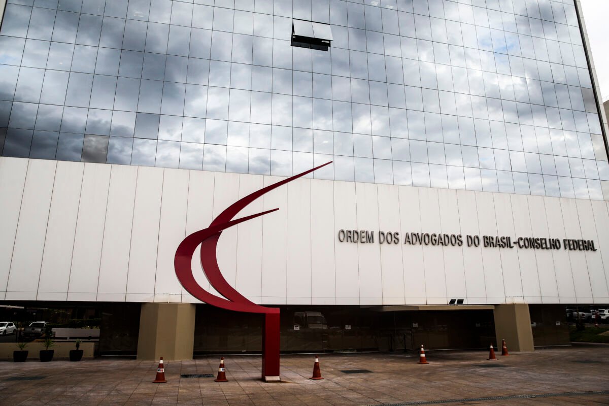 OAB solicita ao STF a retomada da comunicação entre Flávio Bolsonaro e o ex-presidente Jair