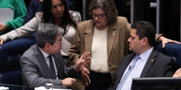Agentes de saúde podem se aposentar mais cedo com PEC pautada no Senado para julho